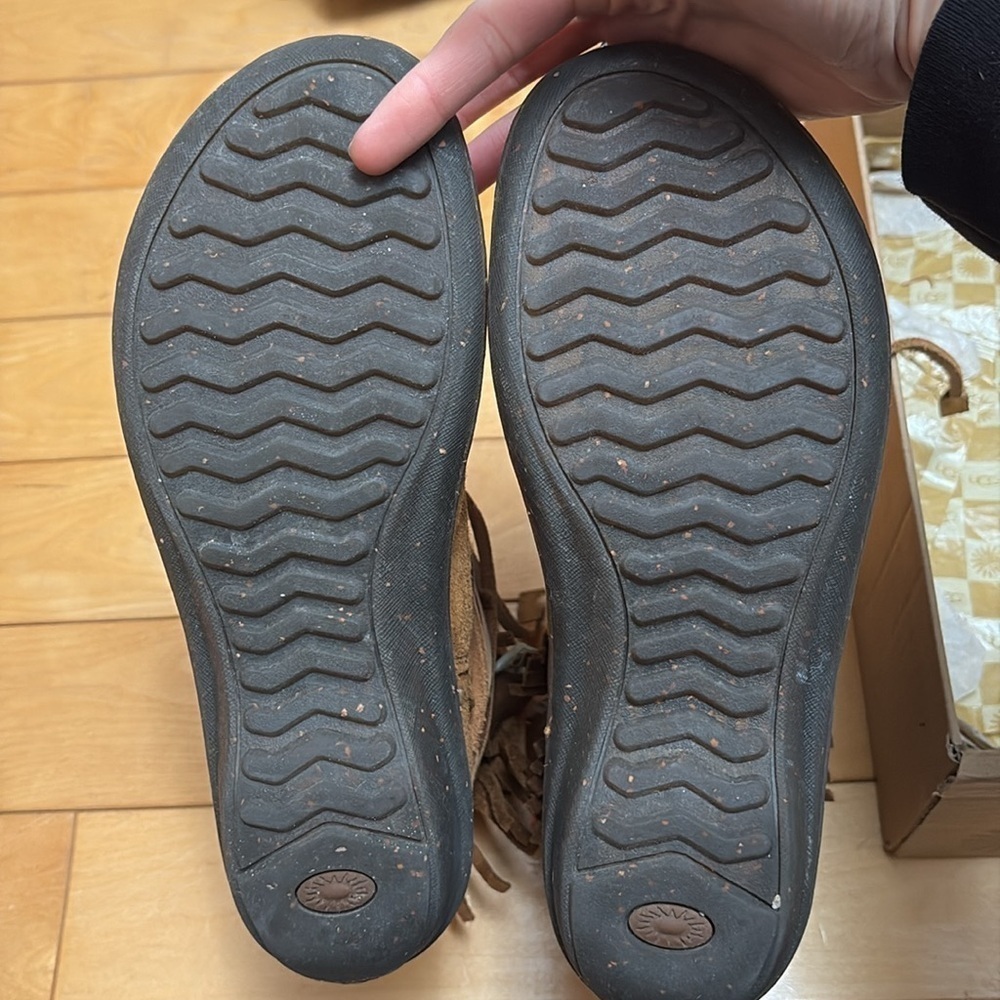 UGG AUSTRALIA “Gaviota” boots in tan - Picture 7 of 11